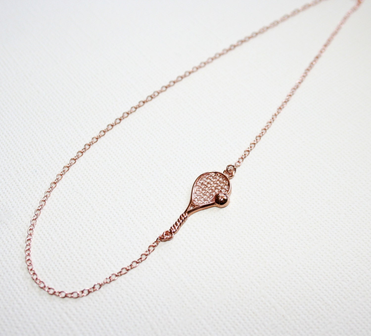 Tennisschläger Halskette in Sterling Silber | 18K Rosévergoldung Tennisschläger Halskette in Sterling Silber | 18K Rosévergoldung von VaraJewels