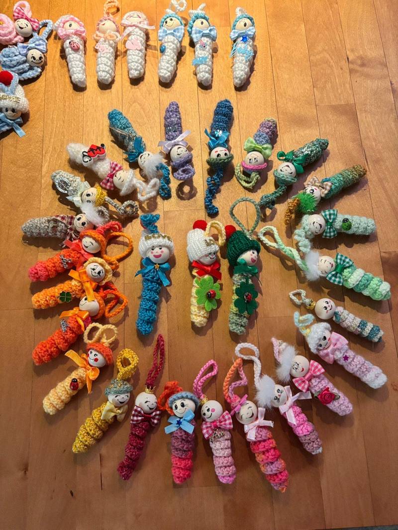 Handgestricktes Glückswürmchen - Kleiner Glücksbringer Mit Herz von VarellaShop