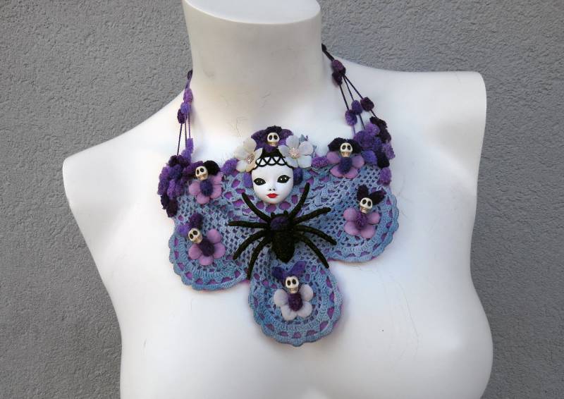 Halskette - Fimo Spitze Totenkopf Schmetterling Schmuck Stoffschmuck Stoffkette Spitzenschmuck Spinne Handgefertigter von VariArtIry