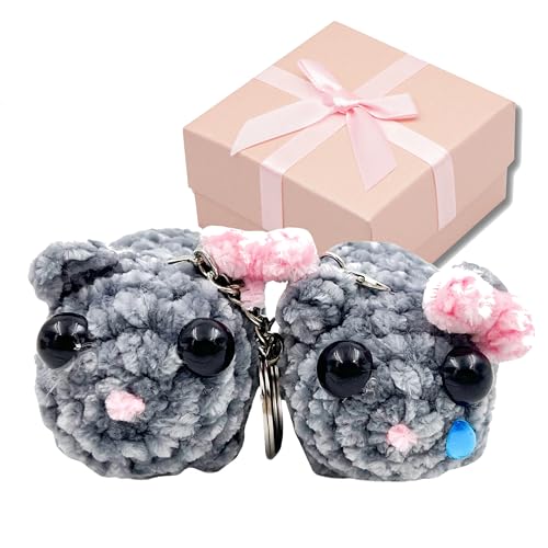 VaroVaro SAD HAMSTER Hamsti Schlüsselanhänger gehäkelt - 2 Stück in Geschenkbox mit süßer Geschenkkarte - Trauriger Hamster Meme - handgemacht von VaroVaro