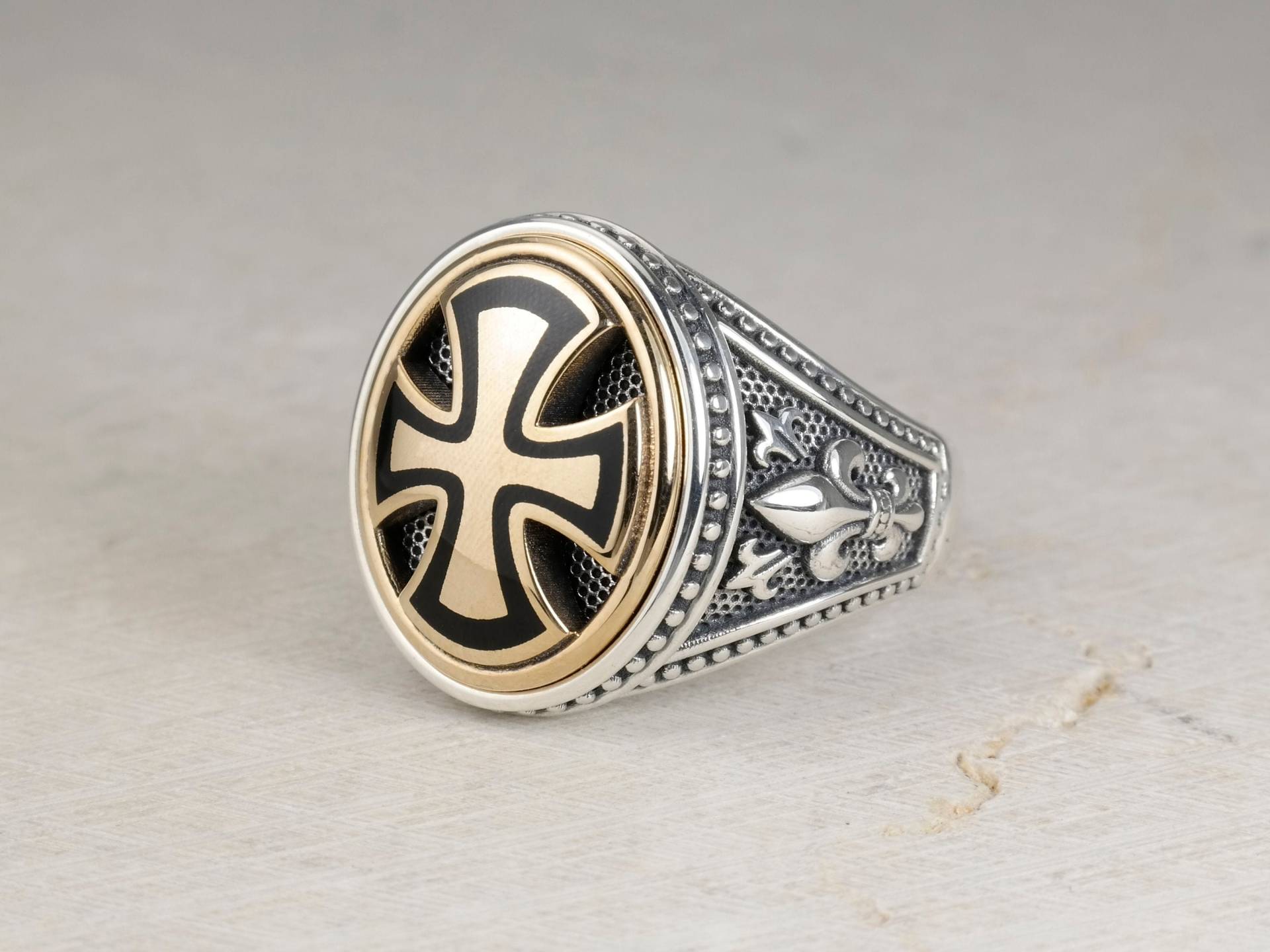 Malteser Kreuz Fleur De Lis Signet Man Ring, Oxidiertes Sterlingsilber 925, Religiöses Maltesa Bestes Weihnachtsgeschenk Für Ihn, Vater Malteser Kreuz Fleur De Lis Signet Man Ring, Oxidiertes Sterlingsilber 925, Religiöses Maltesa Bestes Weihnachtsgeschenk Für Ihn, Vater von VartovarJewelry