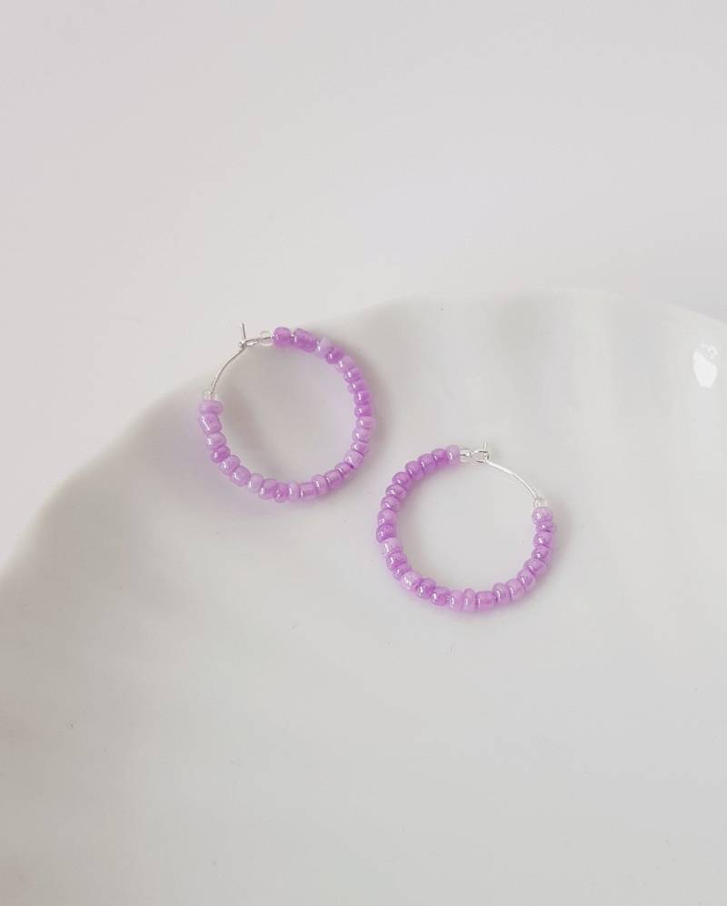 Fliederfarbende Perlen Creolen Silber von VaseStudios