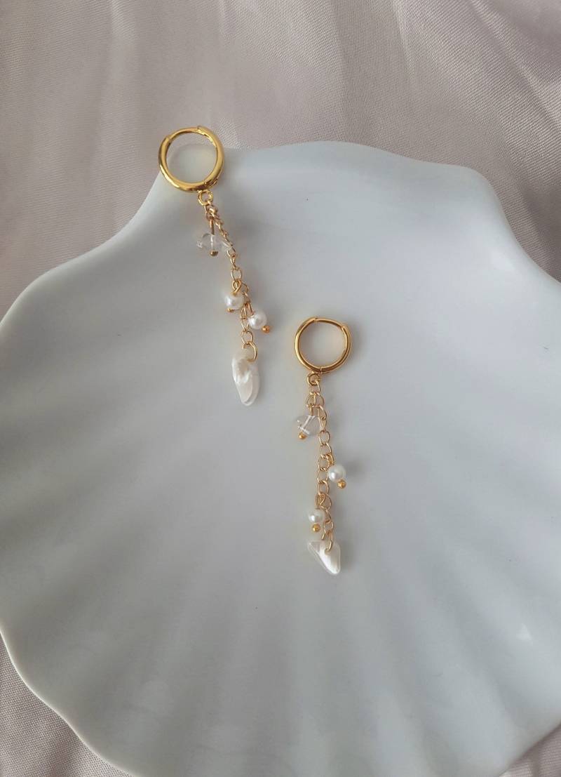 Hängeohrringe Gold Mit Kette, Perle Und Weißem Mondstein Hängeohrringe Gold Mit Kette, Perle Und Weißem Mondstein von VaseStudios