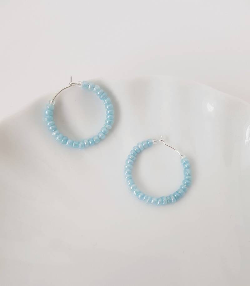 Hellblaue Perlen Creolen Silber Hellblaue Perlen Creolen Silber von VaseStudios