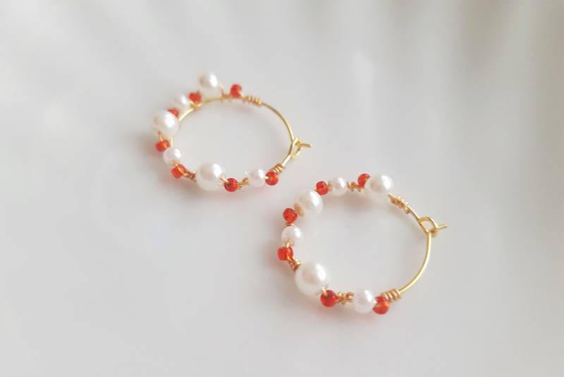 Rot-Weiße Perlen Creolen, Vergoldet von VaseStudios