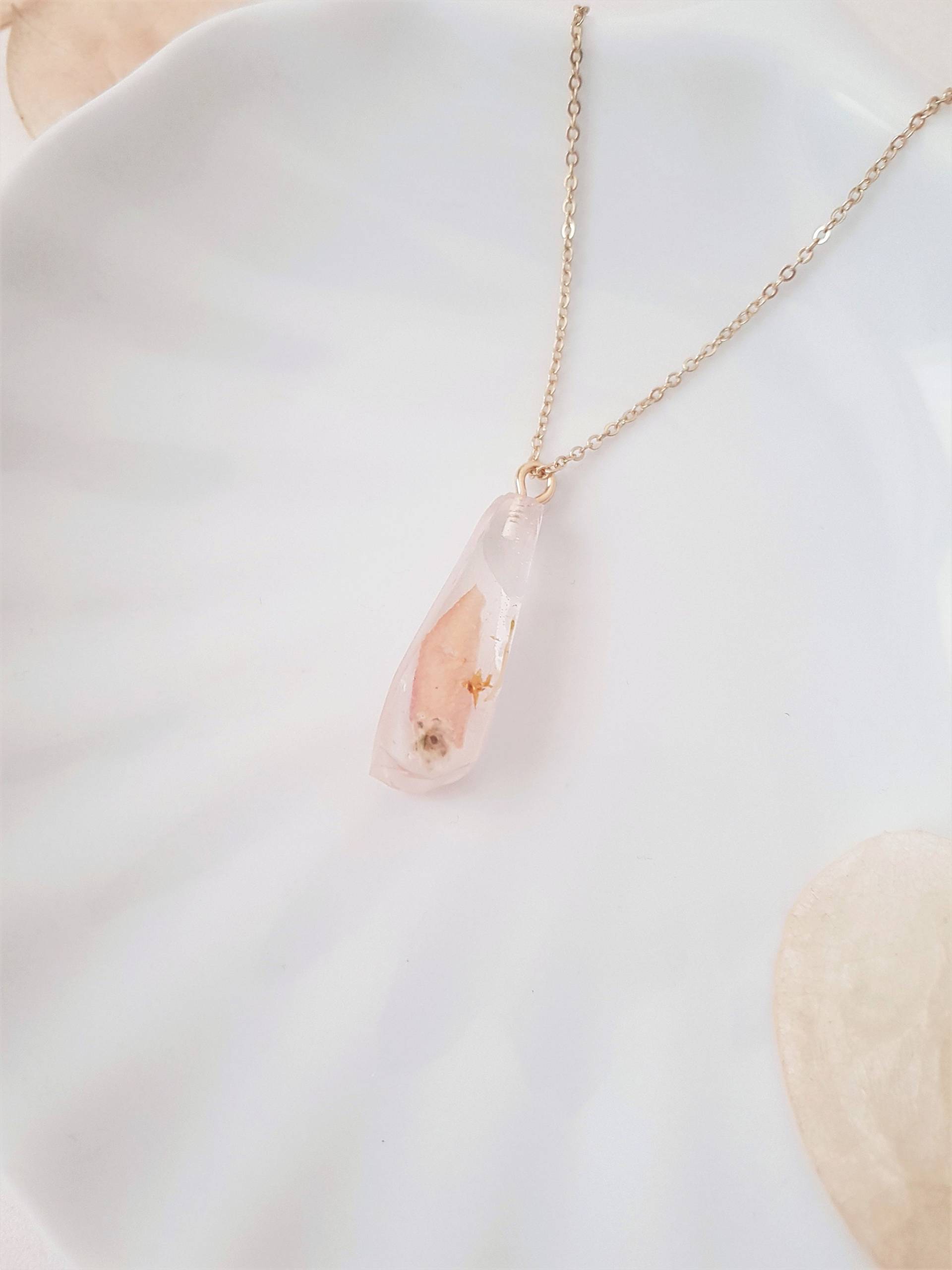 Transparenter Rosenblüten Anhänger Kristall, Goldkette Transparenter Rosenblüten Anhänger Kristall, Goldkette von VaseStudios