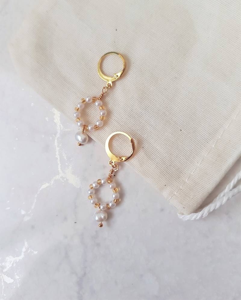Zierliche Perlenohrringe Weiß-Gold Barock von VaseStudios