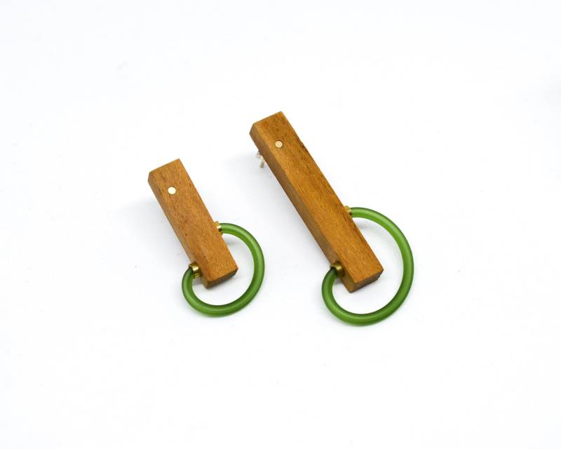 Ohrstecker Aus Holz Mit Grünen Polymer - Und Messingdetails Ohrstecker Aus Holz Mit Grünen Polymer - Und Messingdetails von VasilisAdamos