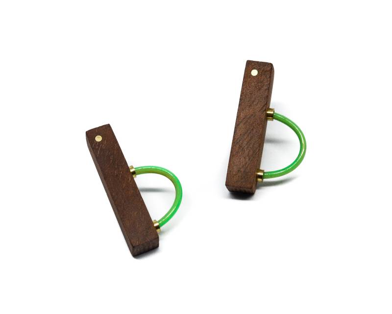 Ohrstecker Aus Holz Mit Grünen Polymer - Und Messingdetails Ohrstecker Aus Holz Mit Grünen Polymer - Und Messingdetails von VasilisAdamos