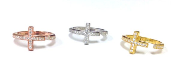Pave Sideways Cross Ring von VassariBoutique