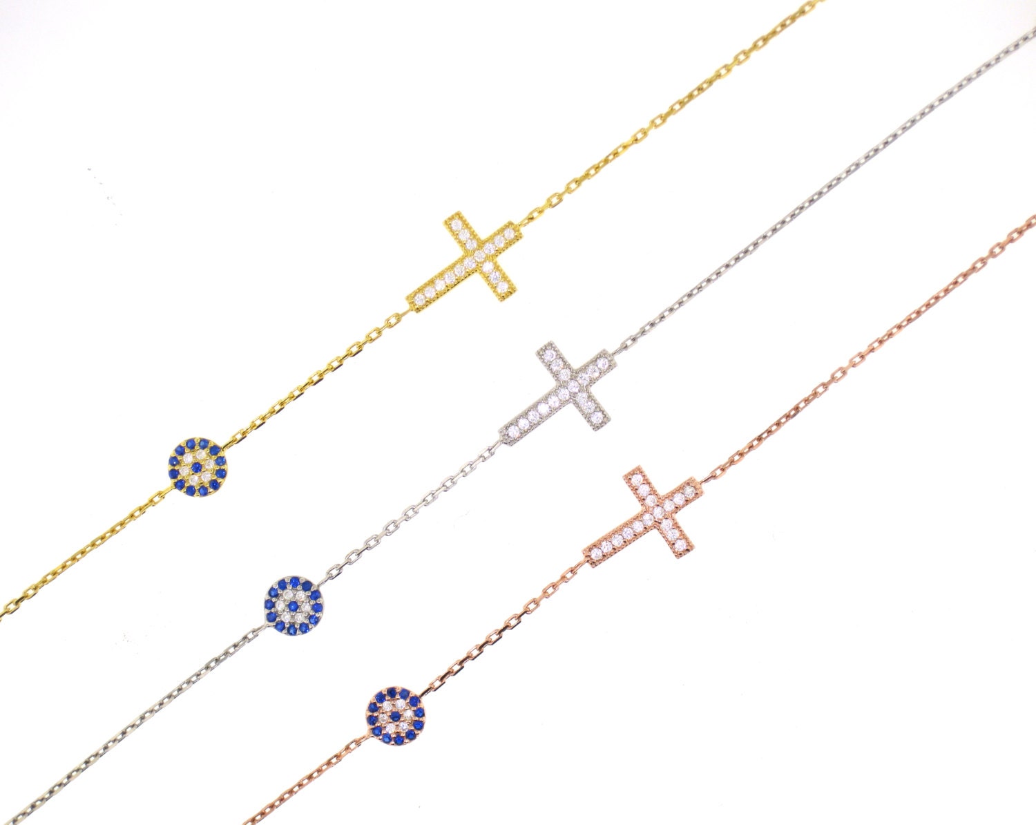 Zierliches Evil Eye Kreuz Armband von VassariBoutique