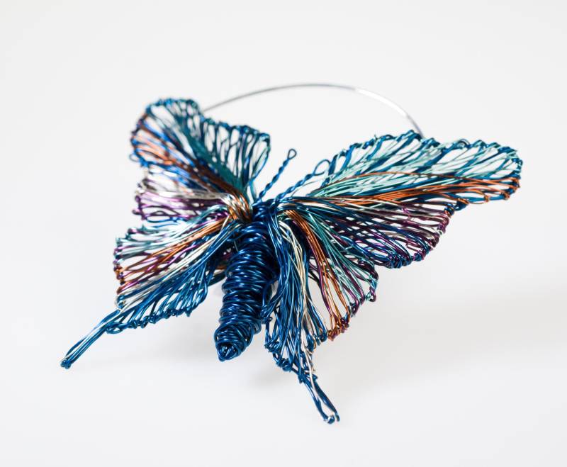 Draht Schmetterling Brosche Marineblaue Insekt Skulptur von VassilikiMikropoulou