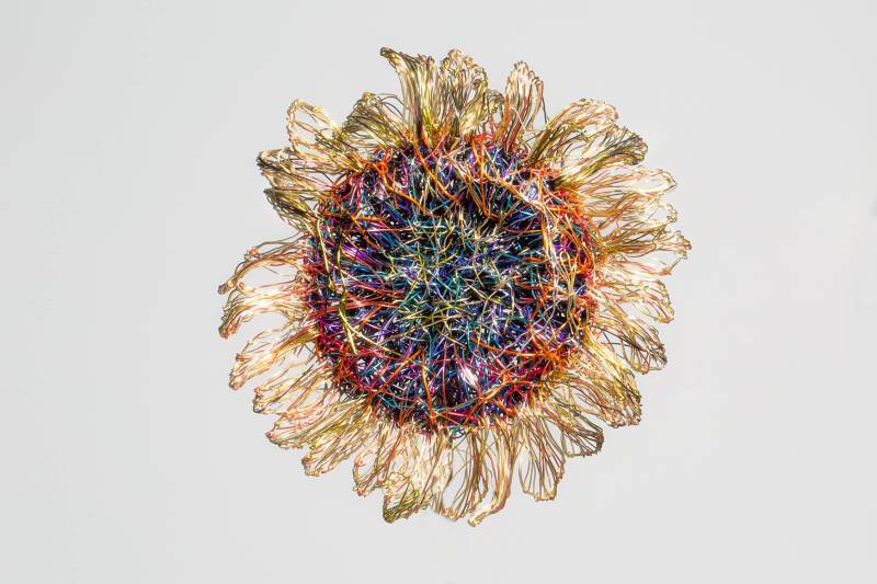 Draht Sonnenblume Brosche Regenbogen Metall Blumen Skulptur Draht Sonnenblume Brosche Regenbogen Metall Blumen Skulptur von VassilikiMikropoulou