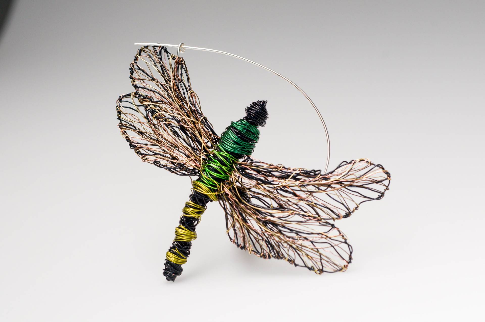 Grüne Libelle Brosche Draht Skulptur Insekt Anstecknadel, Art To Wear Grüne Libelle Brosche Draht Skulptur Insekt Anstecknadel, Art To Wear von VassilikiMikropoulou
