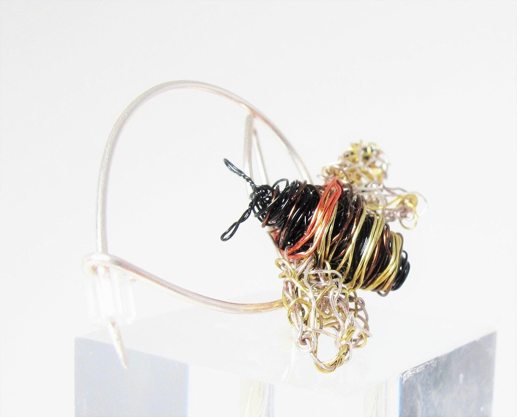 Wire Art Honey Bee Brosche Winzige Kupfer & Silber Skulptur Wire Art Honey Bee Brosche Winzige Kupfer & Silber Skulptur von VassilikiMikropoulou