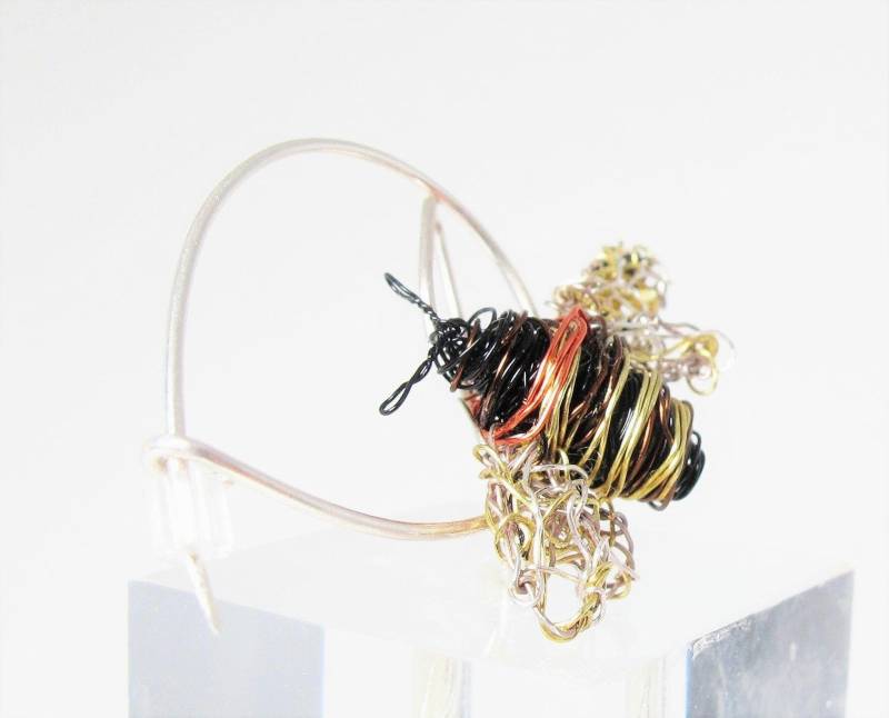 Wire Art Honey Bee Brosche Winzige Kupfer & Silber Skulptur Wire Art Honey Bee Brosche Winzige Kupfer & Silber Skulptur von VassilikiMikropoulou
