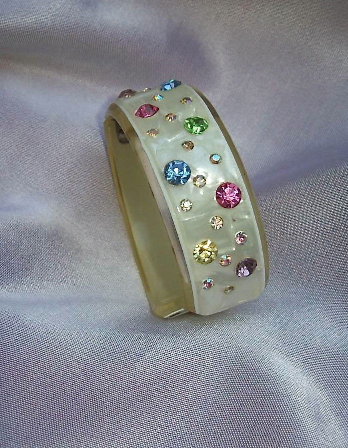 Ca. 1950Er Aufklappbaren Irisierende Lucite Manschette Armband Mit Mehrfarbigen Strass Ca. 1950Er Aufklappbaren Irisierende Lucite Manschette Armband Mit Mehrfarbigen Strass von VastVintageVisions