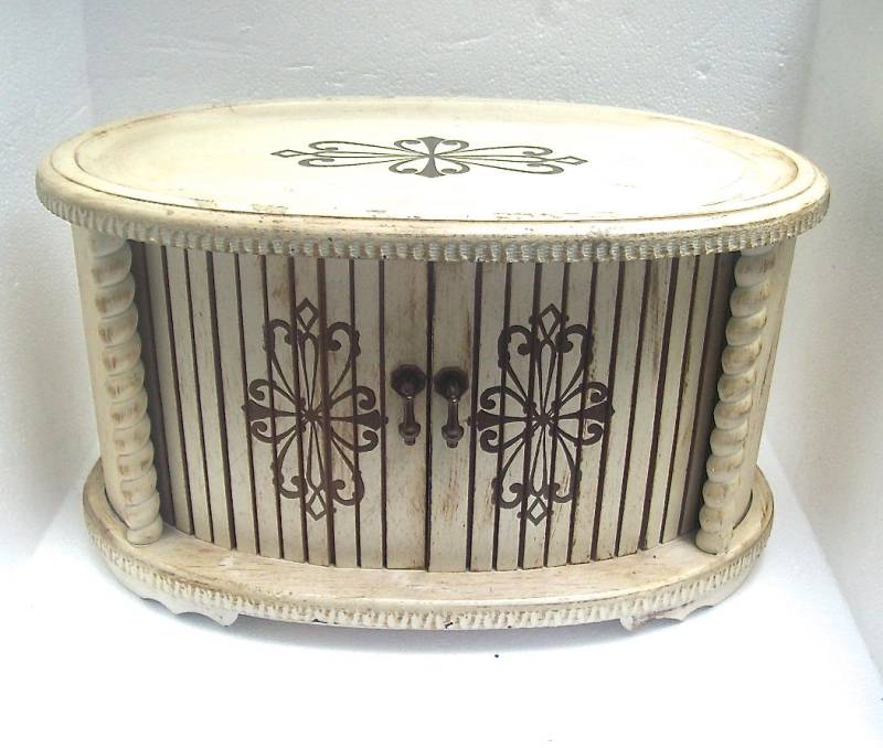 Mitte Des Jahrhunderts Ca. 1960 Lackiertem Holz Oval Schmuck-Box Mit 3 Schubladen Samt Ausgekleidet Und Rollenden Türen-Verschluss Mitte Des Jahrhunderts Ca. 1960 Lackiertem Holz Oval Schmuck-Box Mit 3 Schubladen Samt Ausgekleidet Und Rollenden Türen-Verschluss von VastVintageVisions