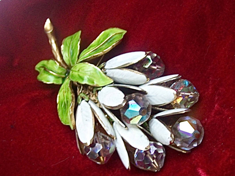 Vintage Emailliertes Metall-Brosche/Anstecknadel Mit Baumelnden Blütentrauben Und Aurora Borealis Kristall-Zentren Vintage Emailliertes Metall-Brosche/Anstecknadel Mit Baumelnden Blütentrauben Und Aurora Borealis Kristall-Zentren von VastVintageVisions