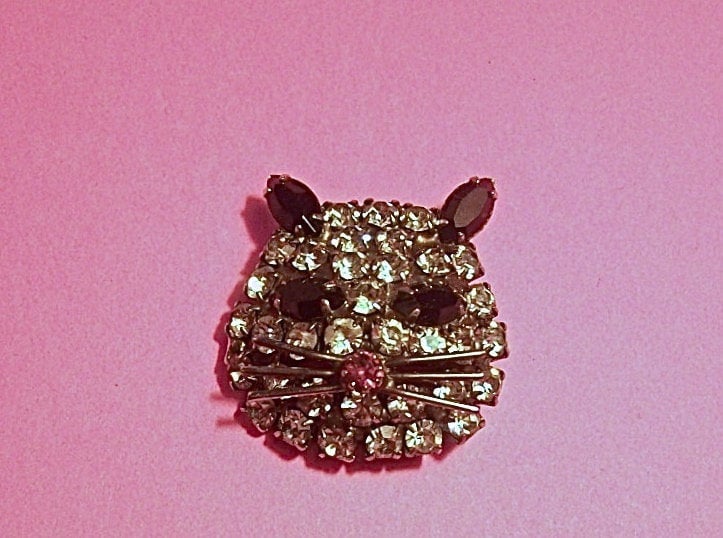 Vintage Funkelnde Strass Cat Head Pin/Brosche Mit Rosa Nase Vintage Funkelnde Strass Cat Head Pin/Brosche Mit Rosa Nase von VastVintageVisions