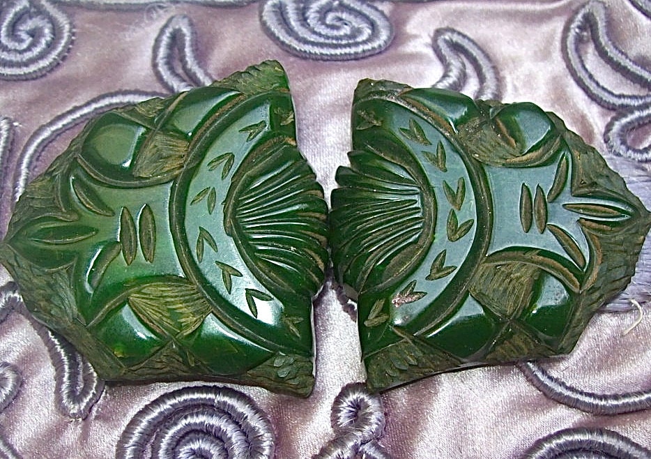 Vintage Heavily Carved Marbled Green Bakelite 2-Piece Buckle-Estate Find Vintage Heavily Carved Marbled Green Bakelite 2-Piece Buckle-Estate Find von VastVintageVisions