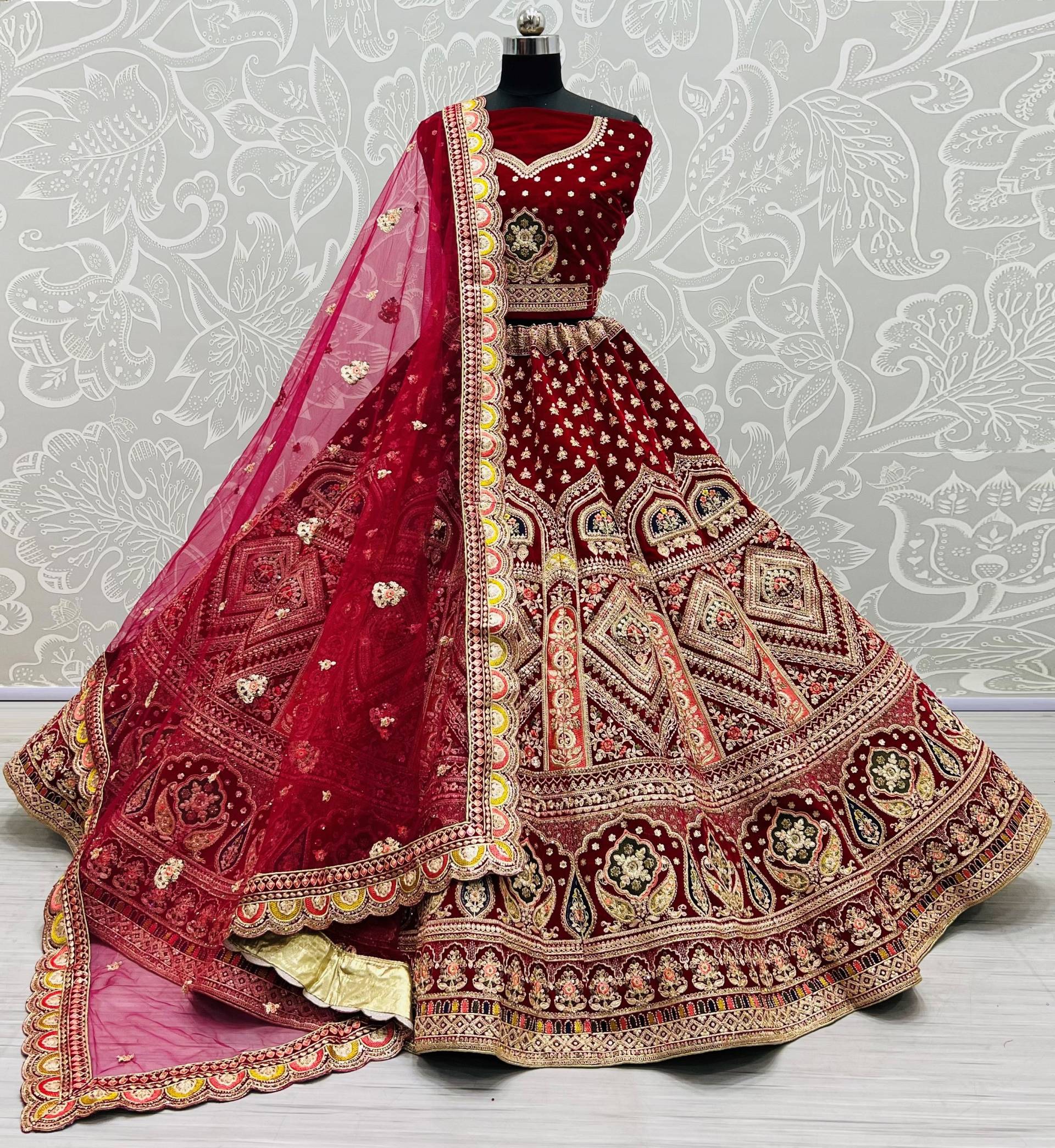 Maroon Velvet Lehenga Choli Für Frauen Ready To Wear Custom Size Havy Work Brautjungfern Lehenga Designer Hochzeit Röcke Usa Uk Kanada von Vastrawear18