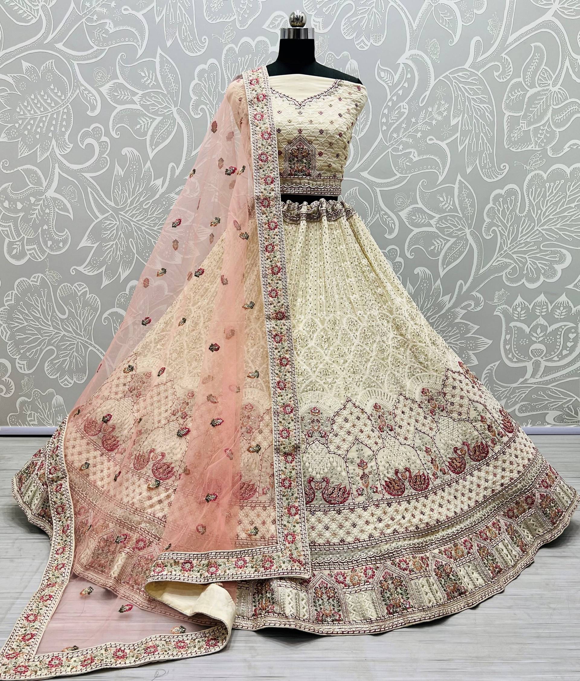 Off White Lehengacholi Kodierte Arbeit Bestickt Designer Lehengacholi, Haevy Work Chaniya Choli, Handarbeit Lehenga Choli Für Frauen Sangeet von Vastrawear18