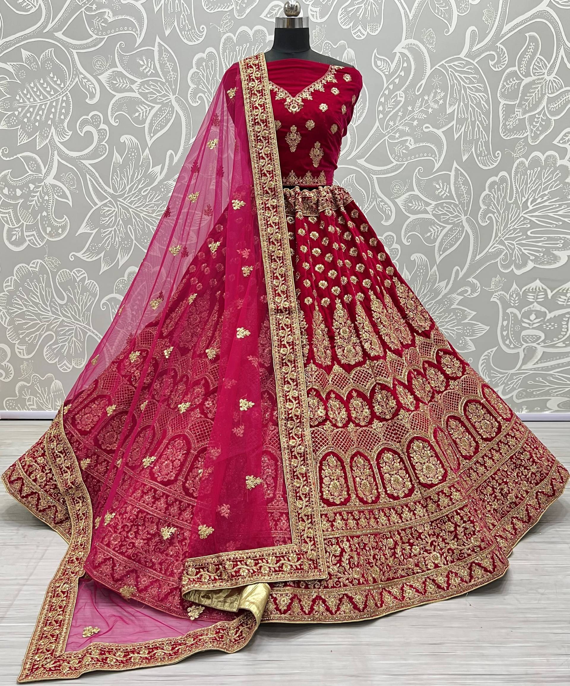 Samtstoff Designer Pink Lehenga Choli Mit Stickerei Arbeit Und Weiches Netz Dupatta Für Frauen Party Wear Braut Dulhan von Vastrawear18