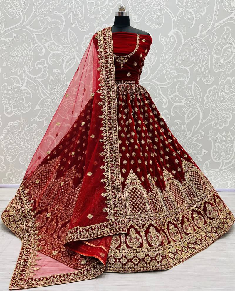 Samtstoff Handarbeit Maroon Farbe Designer Braut Lehengacholi, Hochzeit Chaniya Choli , Handarbeit Lehenga Für Frauen, Brautmode von Vastrawear18