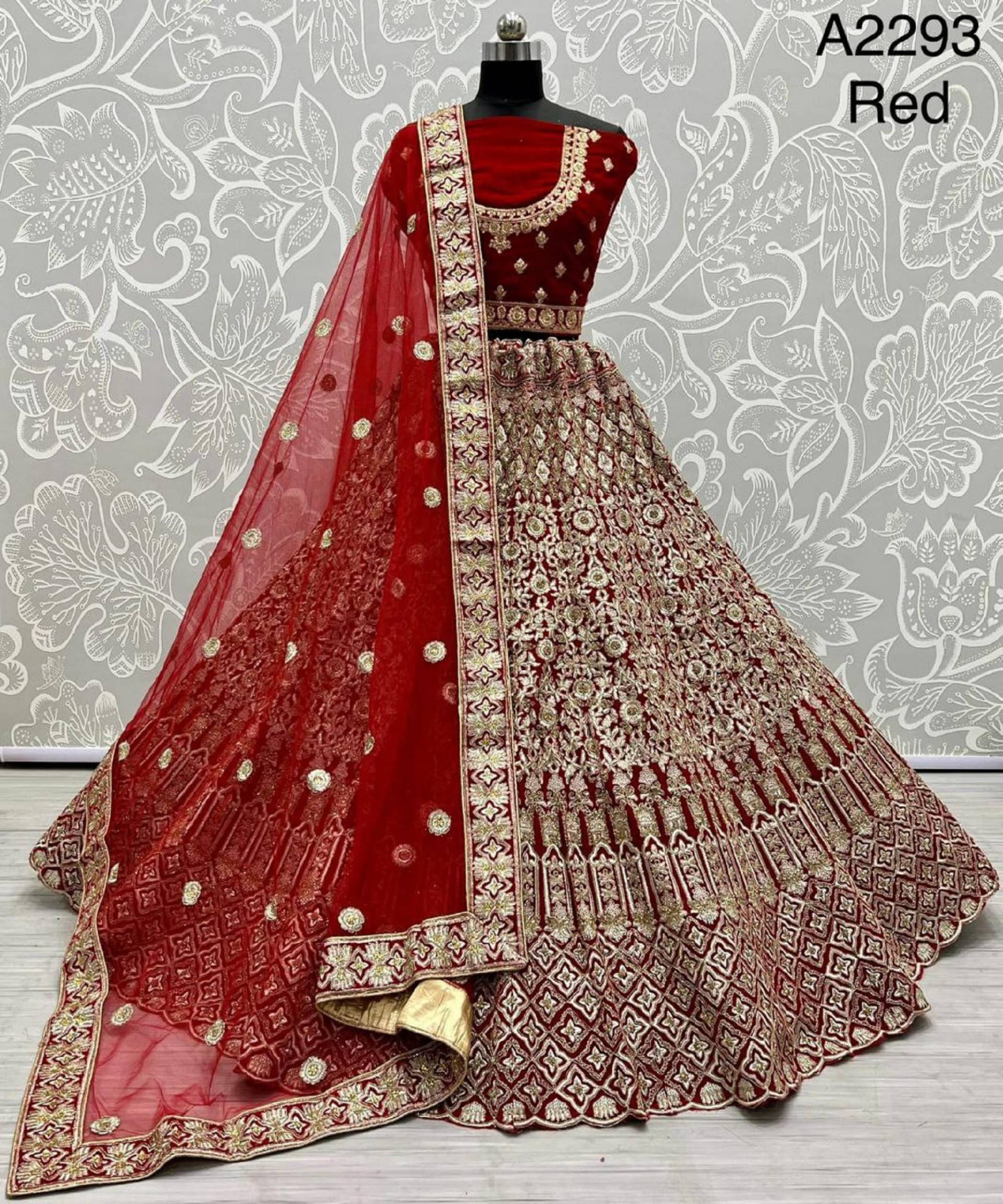 Samtstoff Handarbeit Rot Farbe Neueste Designer Braut Lehengacholi, Hochzeit Chaniya Choli , Handarbeit Lehenga Für Frauen, Brautmode von Vastrawear18