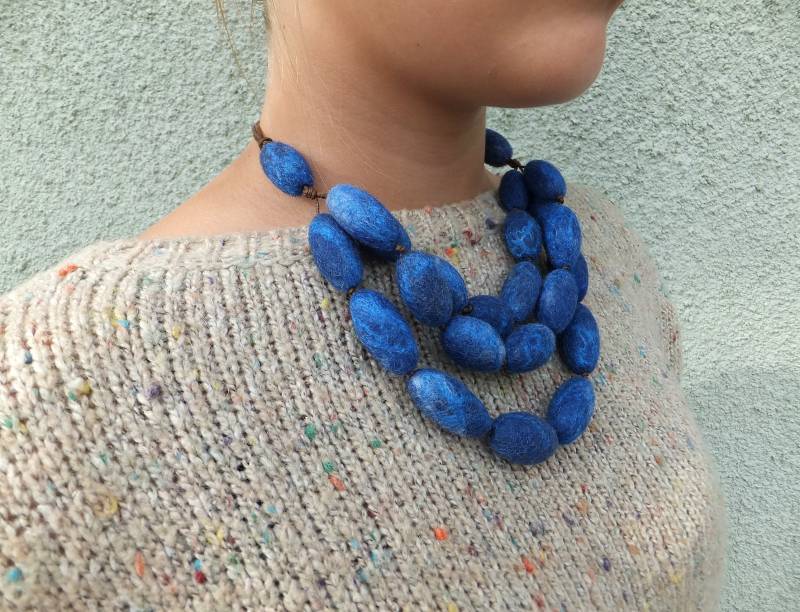 Große Gefilzte Perlenkette in Royalblau Handgefertigter Statement-Schmuck Aus Wolle von VasyLineFelt