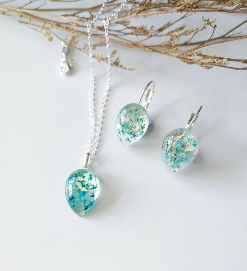 Gepresste Blaue Queen Anne's Lace Schmuck Set Harz Anhänger Halskette & Ohrringe von VasyaBoutique