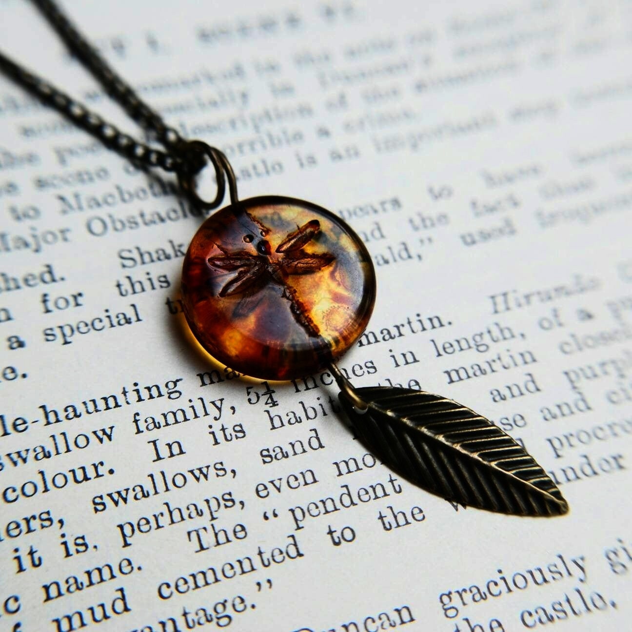 Libelle Bernstein Halskette Rustikaler Schmuck Glas Lampwork Bead Vintage Bronze Kette von VasyaBoutique