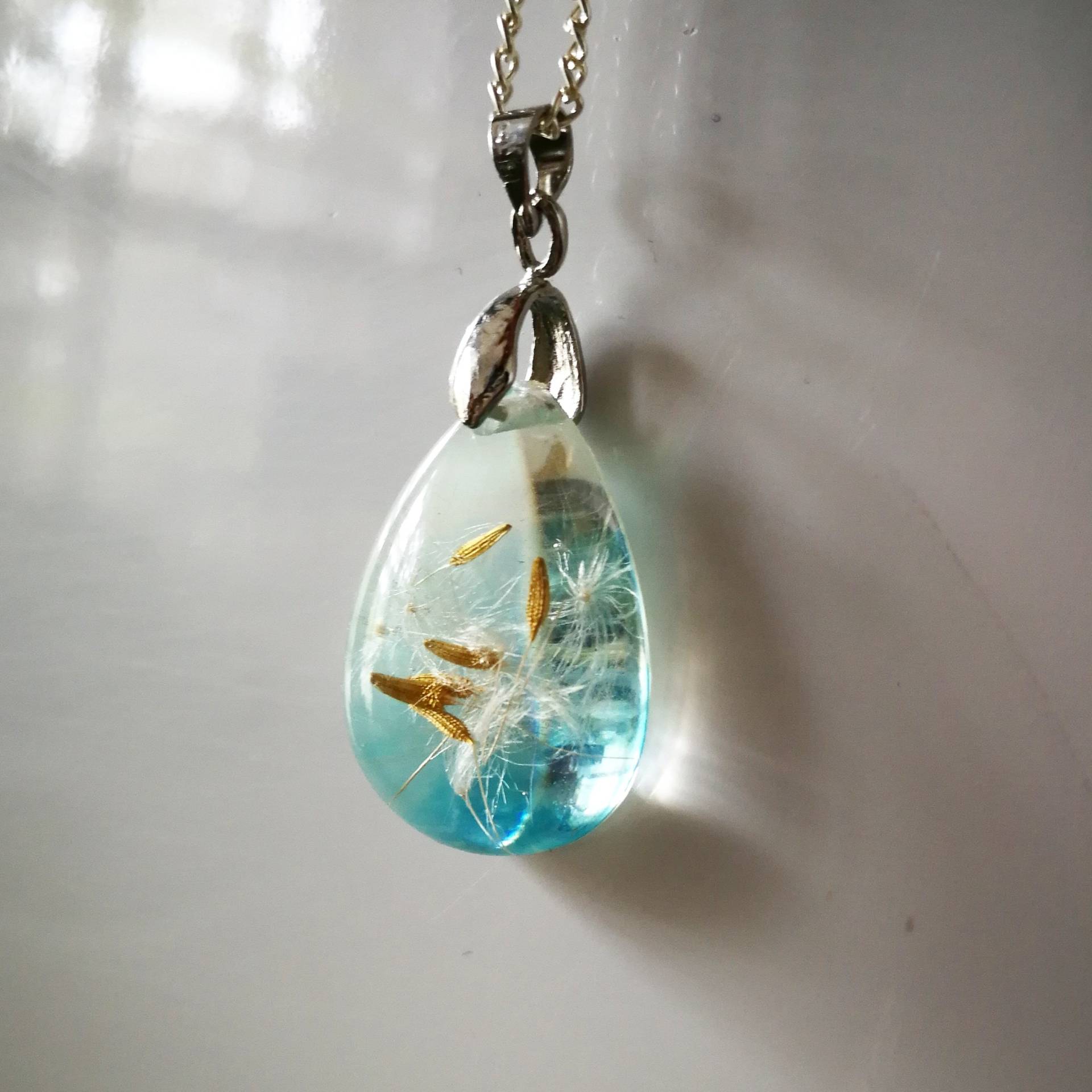 Pusteblume Halskette Blauer Resin Teardrop Anhänger, Make A Wish Schmuck von VasyaBoutique