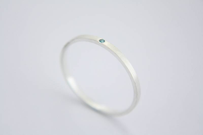 Gebürsteter Goldring Mit Blaugrünem Diamanten/Gebürsteter Armreif Goldener Ehering Gelbgoldener Blauer Diamantring Stapelbar von VaudryJewelry