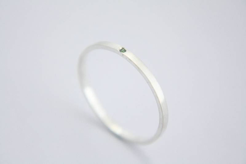 Gebürsteter Goldring Mit Dunkelgrünem Diamanten/Gebürsteter Armreif Goldener Ehering Gelbgoldener Grüner Diamantring Stapelbar von VaudryJewelry