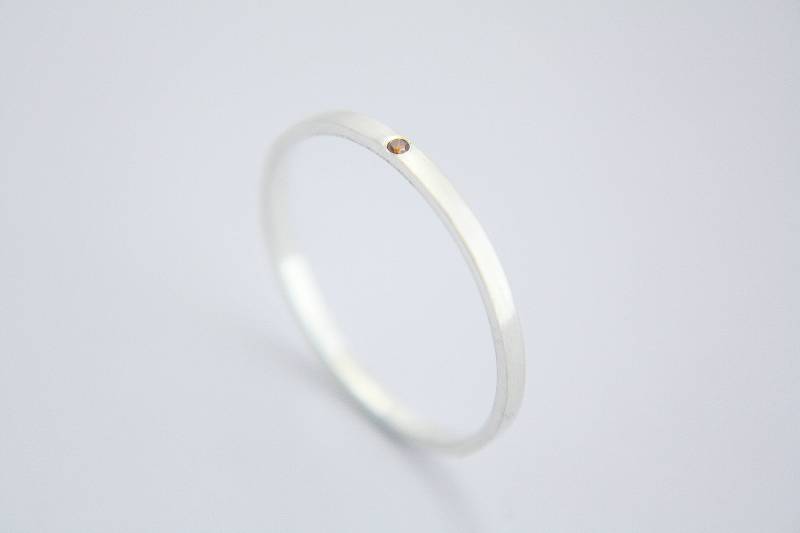 Gebürsteter Goldring Mit Gebranntem Orangefarbenem Diamanten/Gebürsteter Armreif Goldener Ehering Gelbgoldener Orangefarbener Diamantring Stapelbar von VaudryJewelry