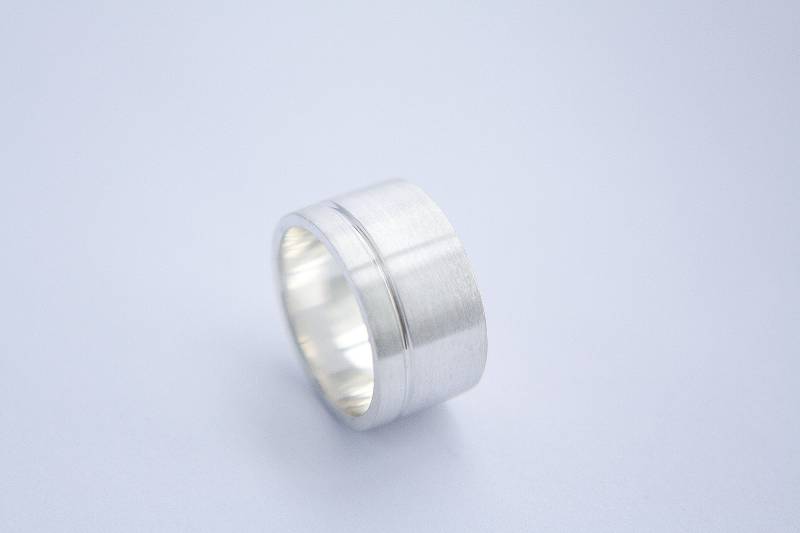 Gebürsteter Silberring Mit Gerillter Linie/Ring Aus Weißgold Breiter Armreif Gebürsteter von VaudryJewelry