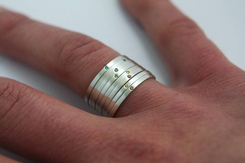 Ring Aus Gebürstetem Gold Mit Apfelgrünem Diamanten/Armreif Ehering Gelbgold Grünem Diamant Stapelbar von VaudryJewelry