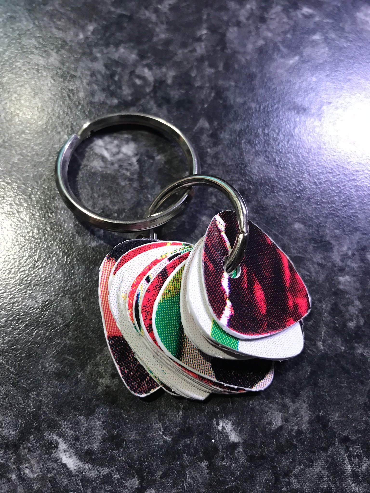 Upcycled Guitar Pick Schlüsselanhänger Hergestellt Aus Gebrauchten Geschenk-Karten, Etc.. Diese Nimmt Sind Ein Tolles Geschenk Für Gitarristen von VaughnArtcycling