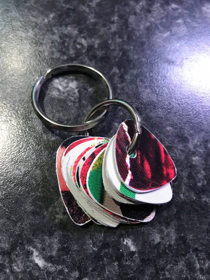 Upcycled Guitar Pick Schlüsselanhänger Hergestellt Aus Gebrauchten Geschenk-Karten, Etc.. Diese Nimmt Sind Ein Tolles Geschenk Für Gitarristen von VaughnArtcycling