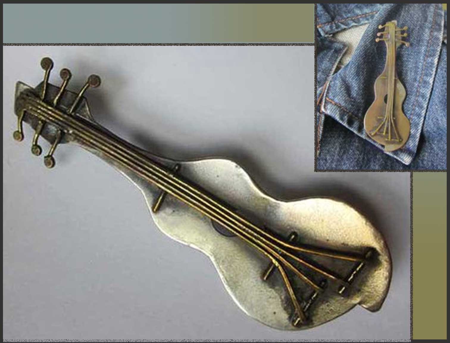 Groovy Gitarre, Mid Century Modernist Gitarrenbrosche, Gemischte Metalle, Handgeschmiedet, Silber Und Messing, Rocker, Musiker, Vintage Schmuck von VdeB