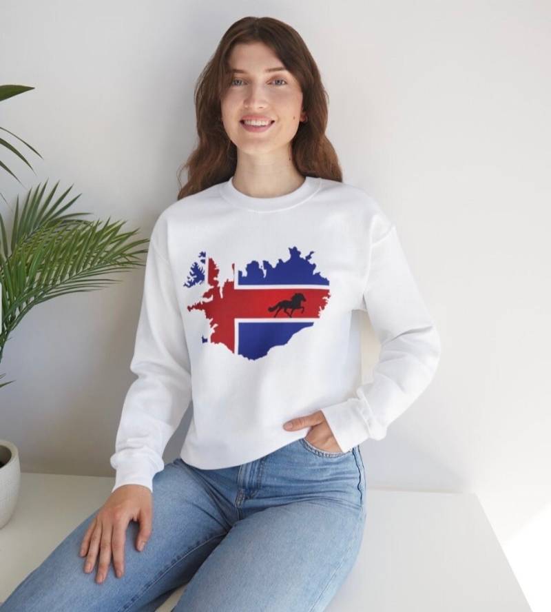 Heavy Blend™ Crewneck Islandpferd & Flagge | Icelandic Horse Sweatshirt Geschenk Für Reiterinnen + Pferdefans von VeWiArts