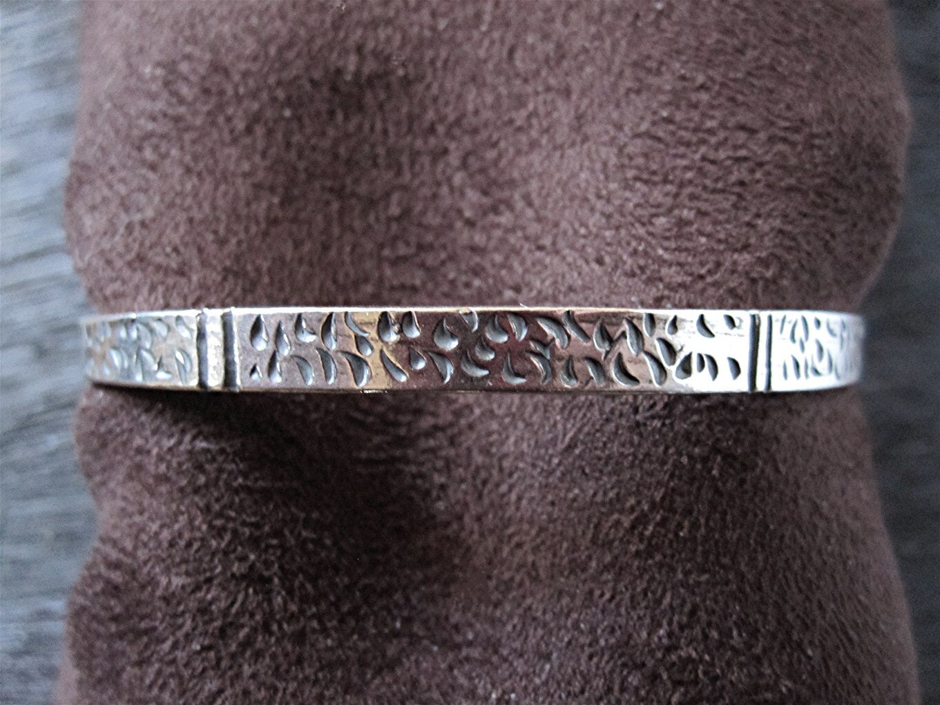 Artisan Rustikal Sterling Silber Strukturierter Armreif Armband | Ein Armreif | N Artisan Rustikal Sterling Silber Strukturierter Armreif Armband | Ein Armreif | N von VedeliDesigns