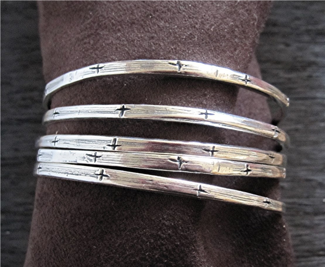 Ein Handgefertigtes Artisan Sterling Silber Kreuz Armreif Armband | Eins - in Lager | N Ein Handgefertigtes Artisan Sterling Silber Kreuz Armreif Armband | Eins - in Lager | N von VedeliDesigns