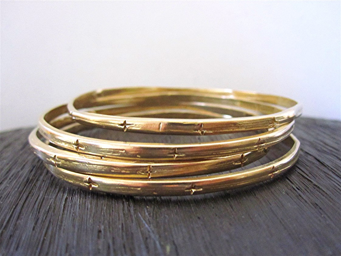 Handgefertigtes Artisan Cross Bangle Armband in Gold Bronze | Ein Armband - in Lager | N Handgefertigtes Artisan Cross Bangle Armband in Gold Bronze | Ein Armband - in Lager | N von VedeliDesigns