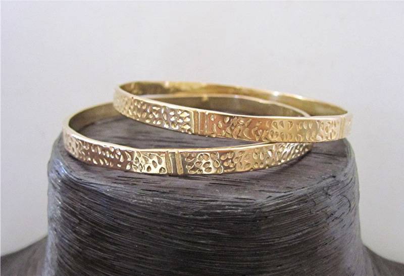 Handgefertigtes Gold Bronze Strukturiertes Armreif Armband | Ein Armband - in Stock | N von VedeliDesigns