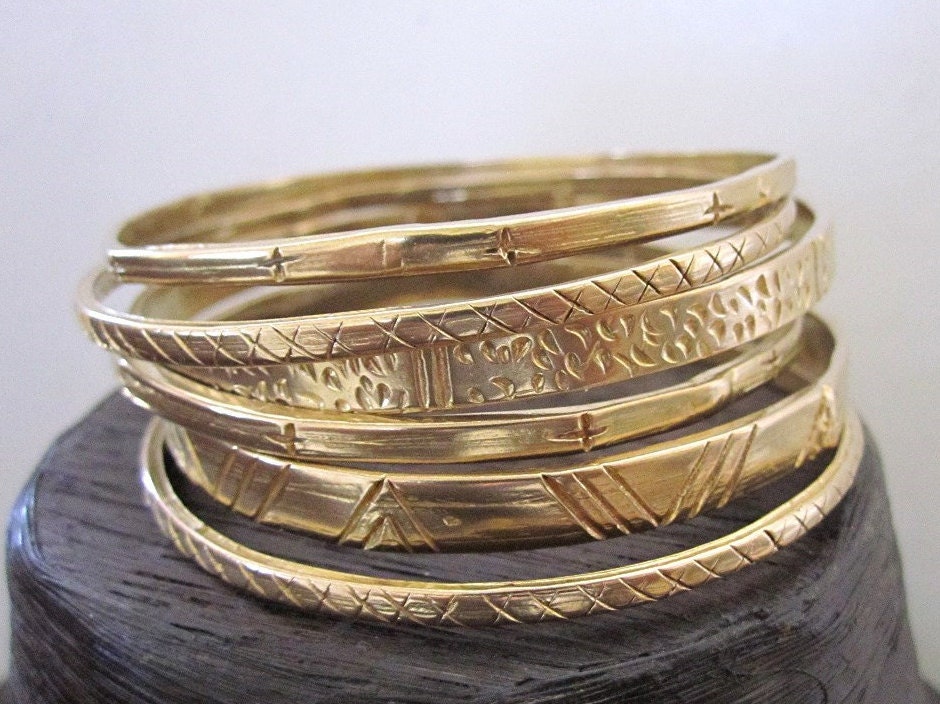Set Mit 6 Handgefertigten Strukturierten Goldbronze Armreif Armbändern - in Lager | N Set Mit 6 Handgefertigten Strukturierten Goldbronze Armreif Armbändern - in Lager | N von VedeliDesigns