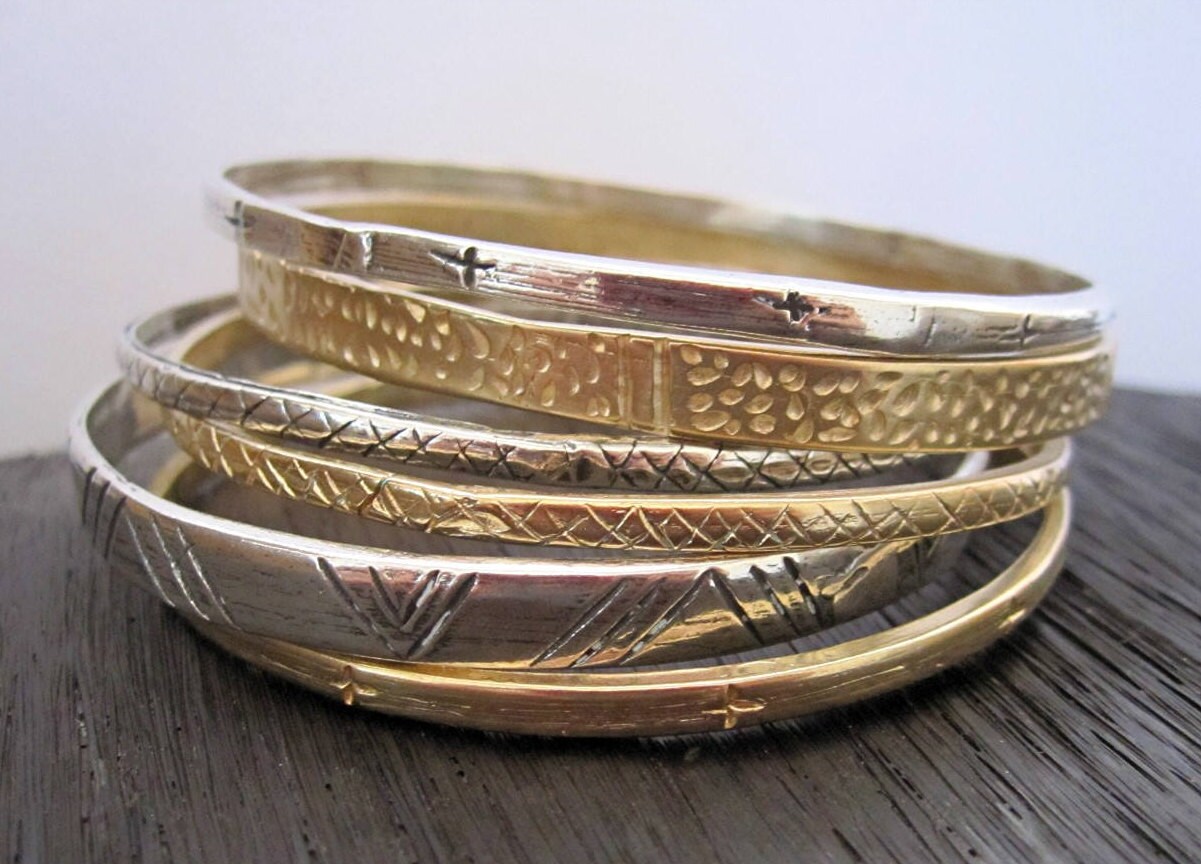 Set Mit 6 Handgefertigten Strukturierten Goldbronze Und Sterling Silber Armreifen Armband | N Set Mit 6 Handgefertigten Strukturierten Goldbronze Und Sterling Silber Armreifen Armband | N von VedeliDesigns