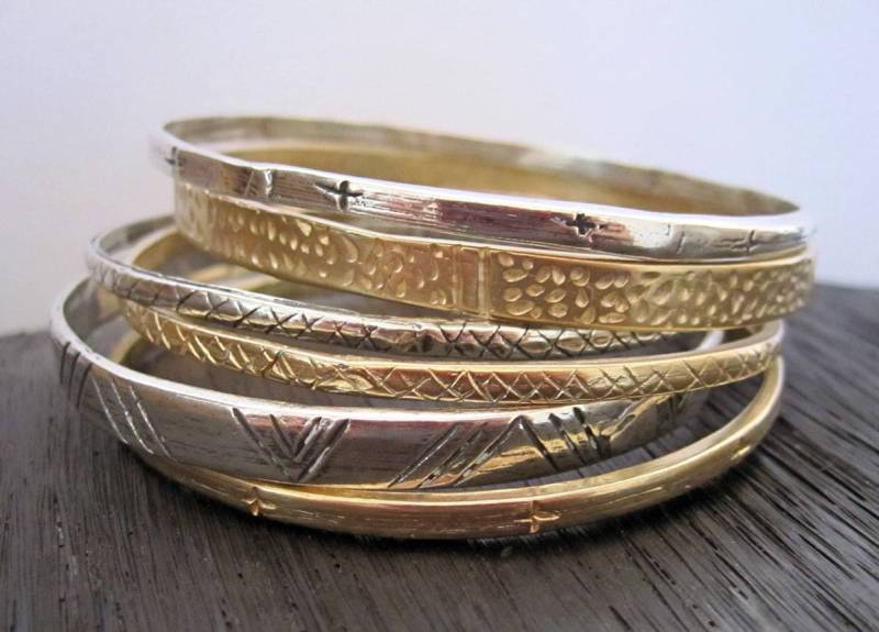 Set Mit 6 Handgefertigten Strukturierten Goldbronze Und Sterling Silber Armreifen Armband | N von VedeliDesigns